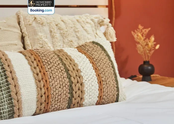 Semesterbostad Beautiful 3bdr House By Homebird Management Short Lets & Serviced With Free Parking & Free Wifi