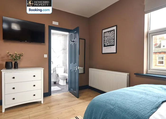 Beautiful 3bdr House By Homebird Management Short Lets & Serviced With Free Parking & Free Wifi Semesterbostad *