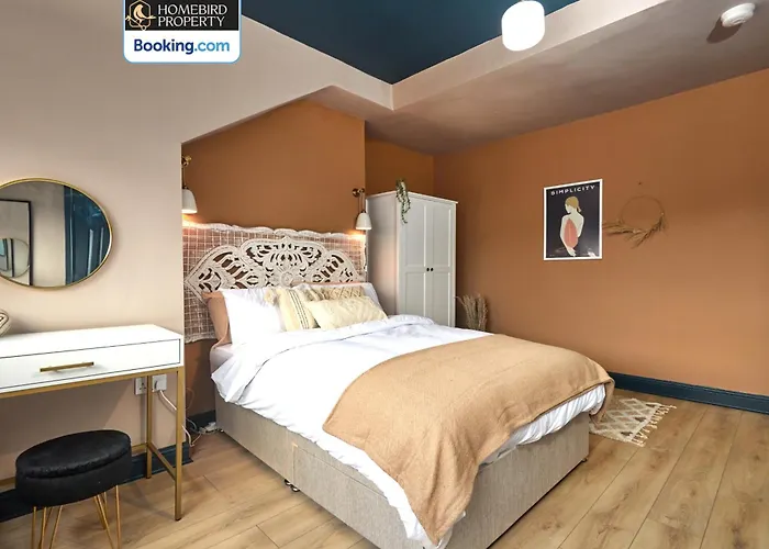 Beautiful 3bdr House By Homebird Management Short Lets & Serviced With Free Parking & Free Wifi *