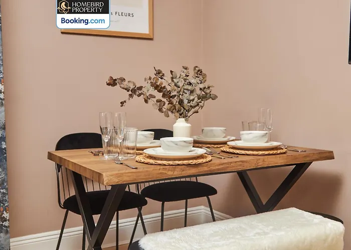 Beautiful 3bdr House By Homebird Management Short Lets & Serviced With Free Parking & Free Wifi Semesterbostad