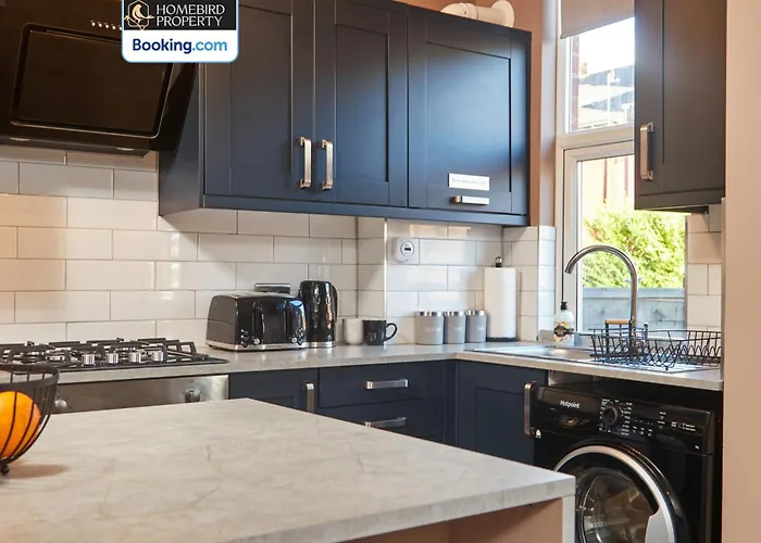 Beautiful 3bdr House By Homebird Management Short Lets & Serviced With Free Parking & Free Wifi *