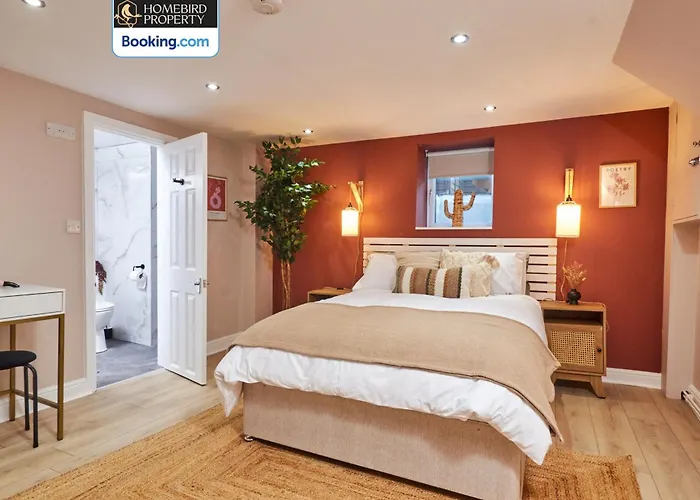 Beautiful 3bdr House By Homebird Management Short Lets & Serviced With Free Parking & Free Wifi * Leeds (West Yorkshire)