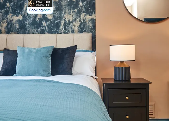 Semesterbostad Beautiful 3bdr House By Homebird Management Short Lets & Serviced With Free Parking & Free Wifi *