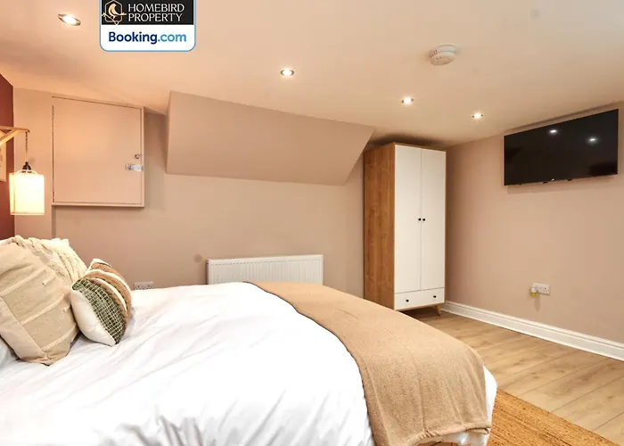 Beautiful 3bdr House By Homebird Management Short Lets & Serviced With Free Parking & Free Wifi Semesterbostad *