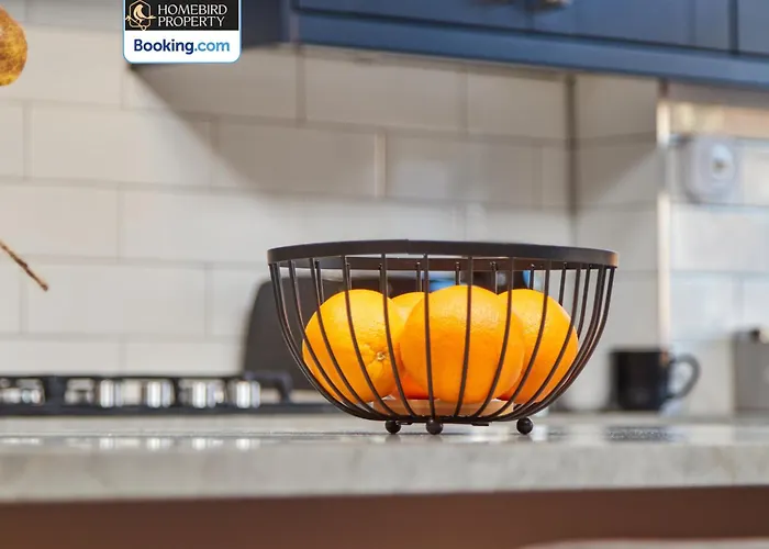 Beautiful 3bdr House By Homebird Management Short Lets & Serviced With Free Parking & Free Wifi Semesterbostad