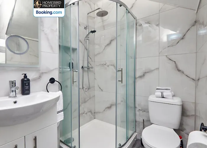 Beautiful 3bdr House By Homebird Management Short Lets & Serviced With Free Parking & Free Wifi Semesterbostad