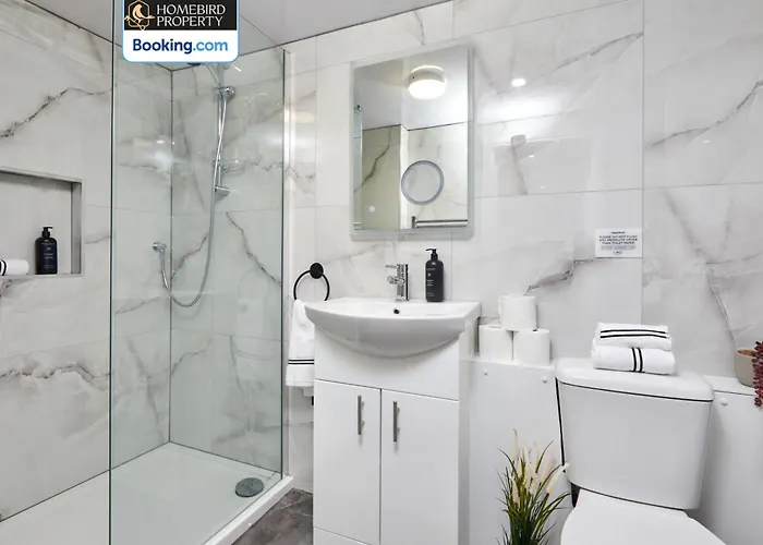 Semesterbostad Beautiful 3bdr House By Homebird Management Short Lets & Serviced With Free Parking & Free Wifi