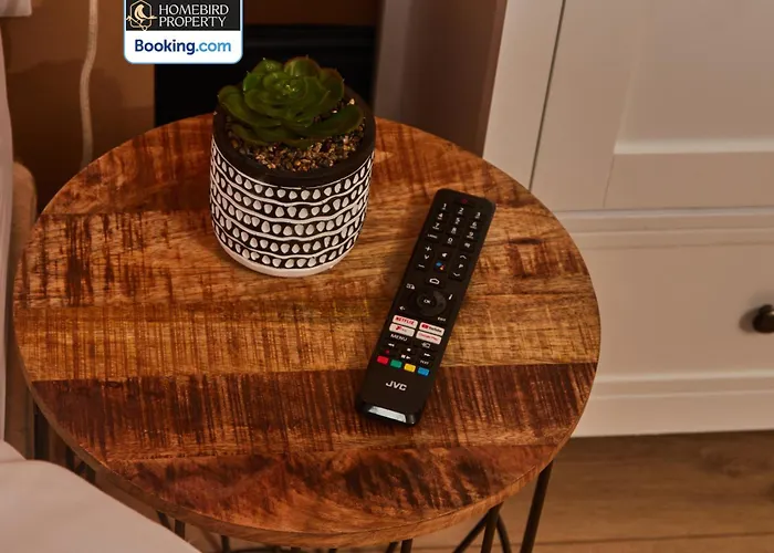 Beautiful 3bdr House By Homebird Management Short Lets & Serviced With Free Parking & Free Wifi * Leeds (West Yorkshire)