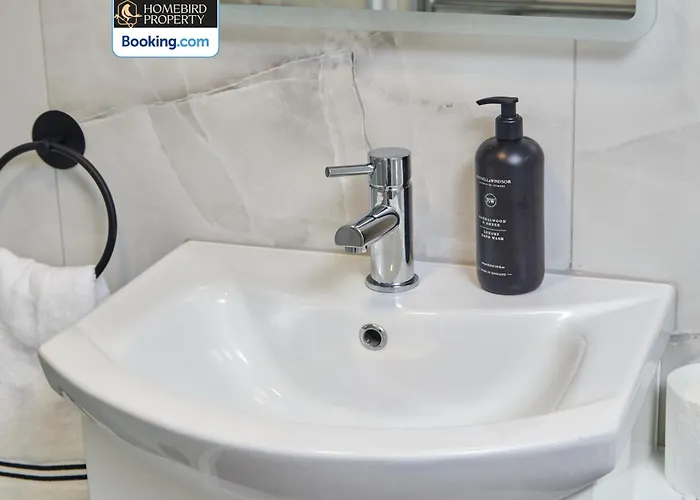 Beautiful 3bdr House By Homebird Management Short Lets & Serviced With Free Parking & Free Wifi *