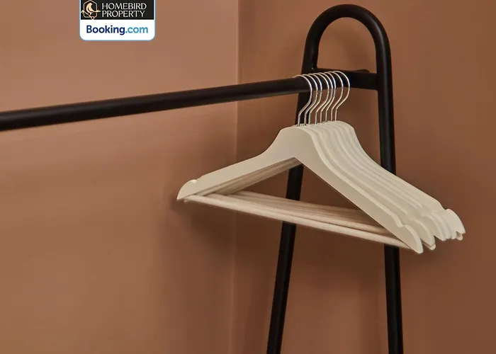 Beautiful 3bdr House By Homebird Management Short Lets & Serviced With Free Parking & Free Wifi Semesterbostad