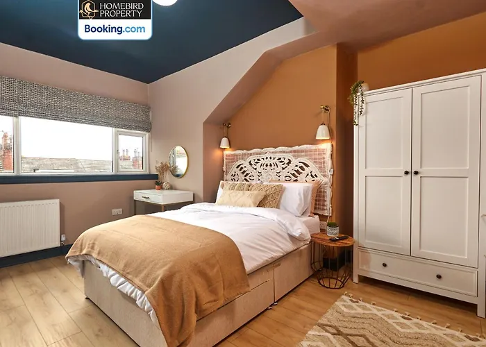 Beautiful 3bdr House By Homebird Management Short Lets & Serviced With Free Parking & Free Wifi * Leeds (West Yorkshire)