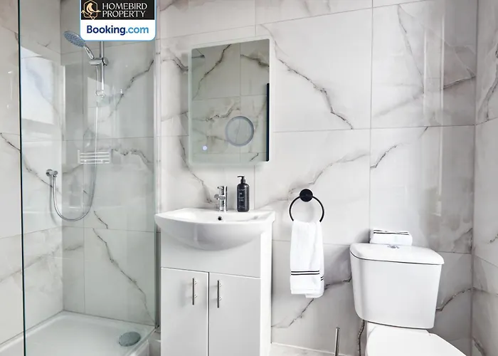 Semesterbostad Beautiful 3bdr House By Homebird Management Short Lets & Serviced With Free Parking & Free Wifi