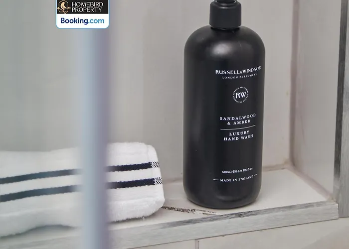 Beautiful 3bdr House By Homebird Management Short Lets & Serviced With Free Parking & Free Wifi Semesterbostad *