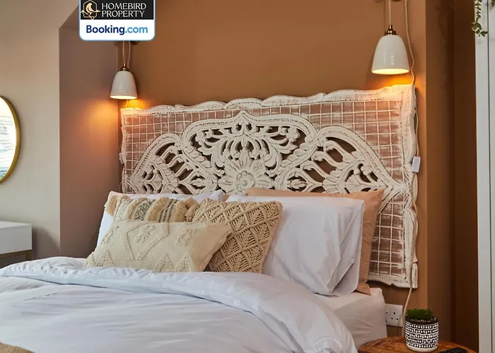 Beautiful 3bdr House By Homebird Management Short Lets & Serviced With Free Parking & Free Wifi