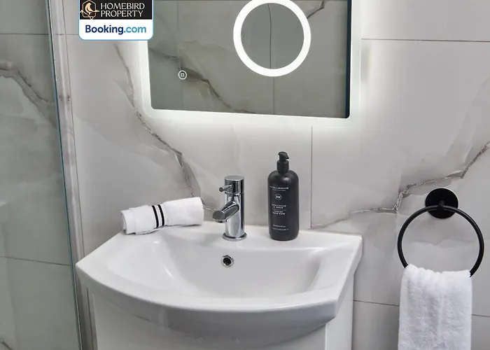 Beautiful 3bdr House By Homebird Management Short Lets & Serviced With Free Parking & Free Wifi Semesterbostad