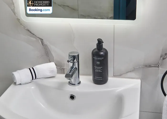 Semesterbostad Beautiful 3bdr House By Homebird Management Short Lets & Serviced With Free Parking & Free Wifi *