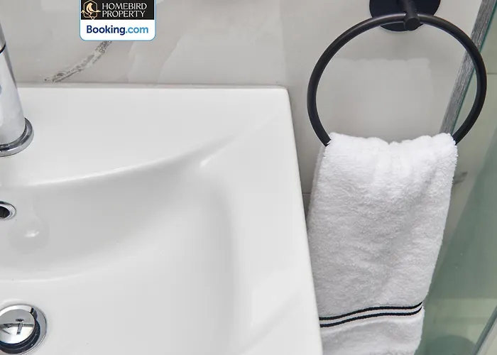 Beautiful 3bdr House By Homebird Management Short Lets & Serviced With Free Parking & Free Wifi