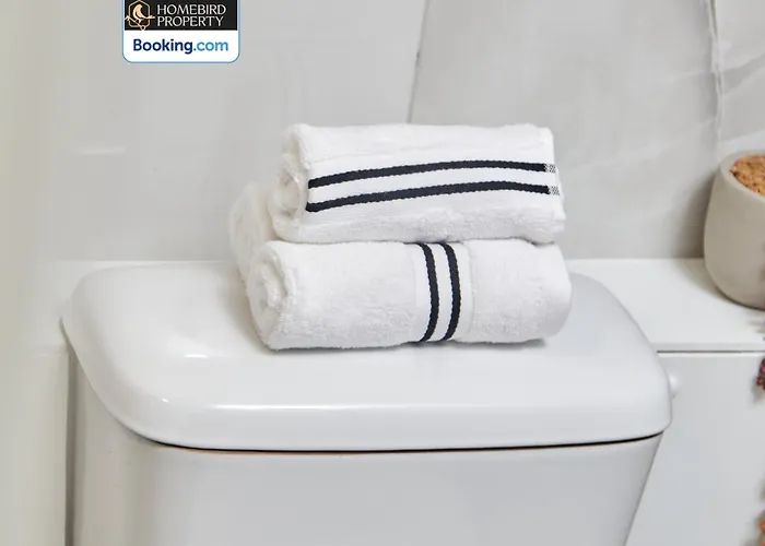 Beautiful 3bdr House By Homebird Management Short Lets & Serviced With Free Parking & Free Wifi *