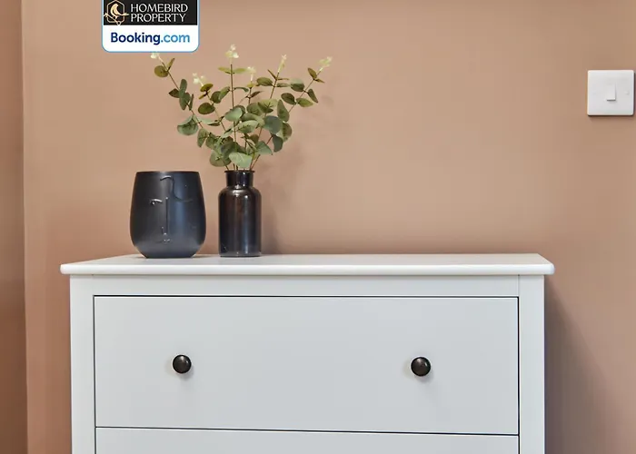 Semesterbostad Beautiful 3bdr House By Homebird Management Short Lets & Serviced With Free Parking & Free Wifi