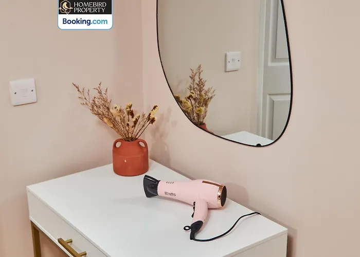 Beautiful 3bdr House By Homebird Management Short Lets & Serviced With Free Parking & Free Wifi