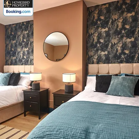 Beautiful 3bdr House By Homebird Management Short Lets & Serviced With Free Parking & Free Wifi Feriehus
